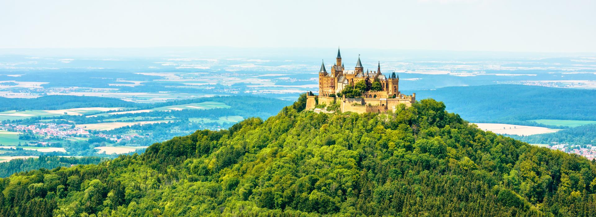 Schloss Hohenzollern auf der Bergspitze, Deutschland. Dieses Schloss ist ein berühmtes Wahrzeichen in der Nähe von Stuttgart.