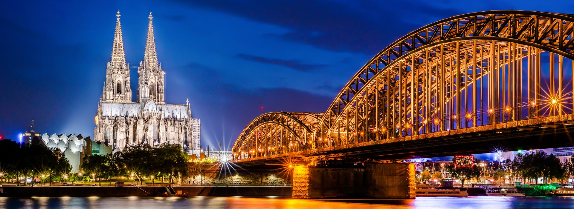 Köln mit Kölner Dom, Rhein und Hohenzollernbrücke am Abend