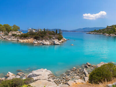 Bad im Meer mit Touristen und Urlaubern an den Thermalheilquellen des griechischen Kurorts Methana auf der Peloponnes-Halbinsel in Griechenland