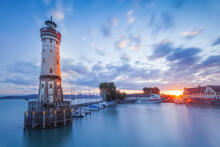 LINDAU, DEUTSCHLAND - Leuchtturm am Hafen von Lindau, Bodensee, Bayern