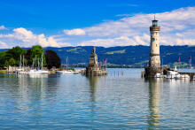 malerischer Hafen der Stadt Lindau am Bodensee, Bayern, Deutschland, Europa