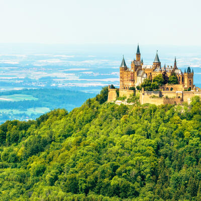 Schloss Hohenzollern auf der Bergspitze, Deutschland. Dieses Schloss ist ein berühmtes Wahrzeichen in der Nähe von Stuttgart.