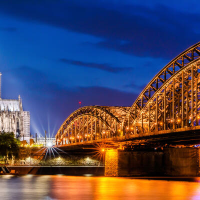 Köln mit Kölner Dom, Rhein und Hohenzollernbrücke am Abend