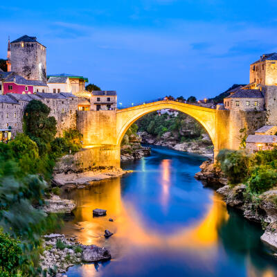 Mostar, Bosnien und Herzegowina. Die alte Brücke, Stari Most, mit smaragdgrünem Fluss Neretva