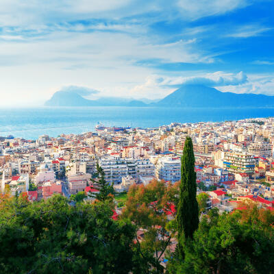 Patras Stadt, Griechenland, Aussicht von oben. Patras ist die drittgrößte Stadt Griechenlands und die Hauptstadt der Region Westgriechenland im Norden des Peloponnes, 215 km westlich von Athen.